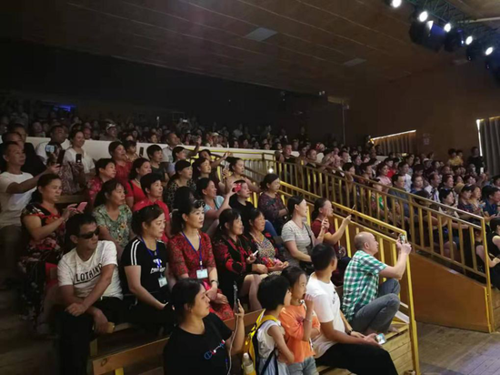 炭河<a href='http://travel.sina.com.cn/taiguo-lvyou/?from=b-keyword' target='_blank'>泰国</a>风情馆内游客爆满,赏异域风情表演