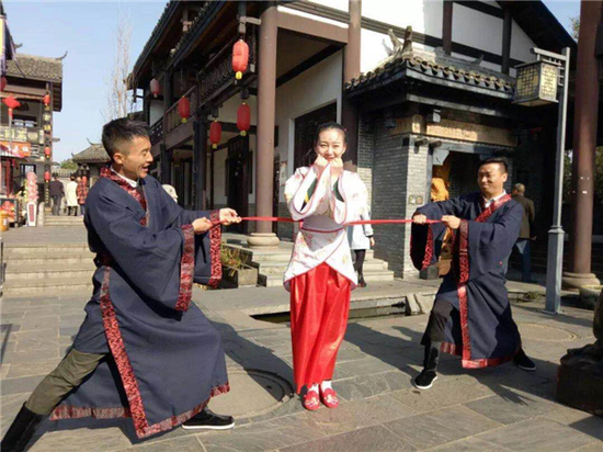 穿汉服,玩民俗游戏