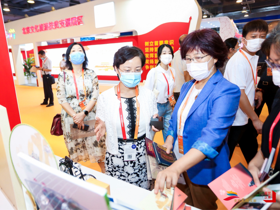 與會領導在凱撒集團展臺前了解企業(yè)文旅研發(fā)情況