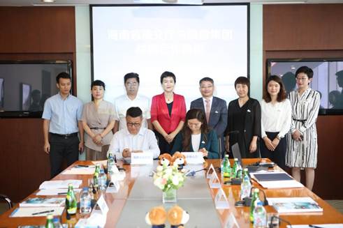 △<a href='http://travel.sina.com.cn/hainan-lvyou/?from=b-keyword' target='_blank'>海南</a>省旅文厅副厅长曹远新(前排左)、凯撒同盛集团副总裁郑丹(前排右)代表双方签约