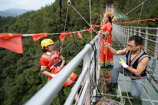 刺激！瑶、畲族高手120米玻璃桥速降 挑战高空山歌对唱