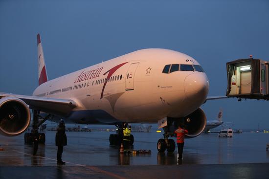 奥地利航空从维也纳飞来上海的首个航班于今晨抵达浦东国际机场