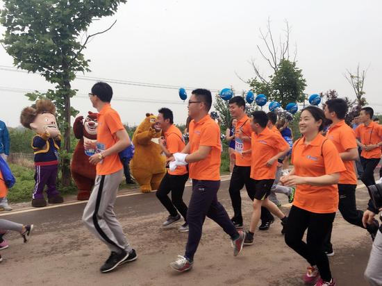 在起跑处为跑友们加油的光头强和熊大熊二