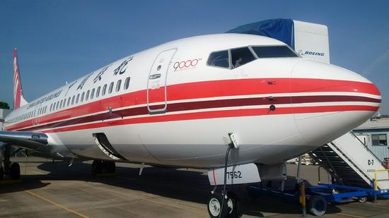 第9000架中联航客机机头喷涂的“9000”纪念标志