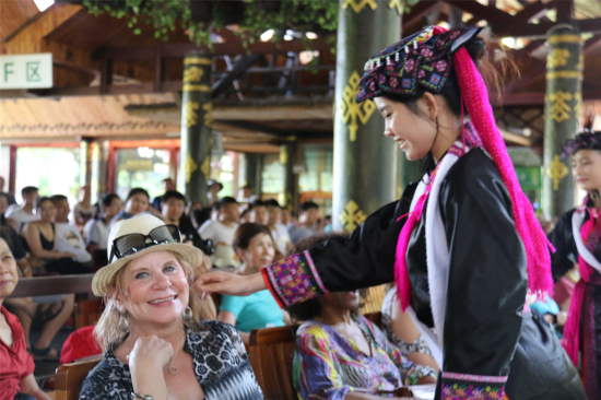 美国旅行商协会考察槟榔谷 称赞民族文化有特