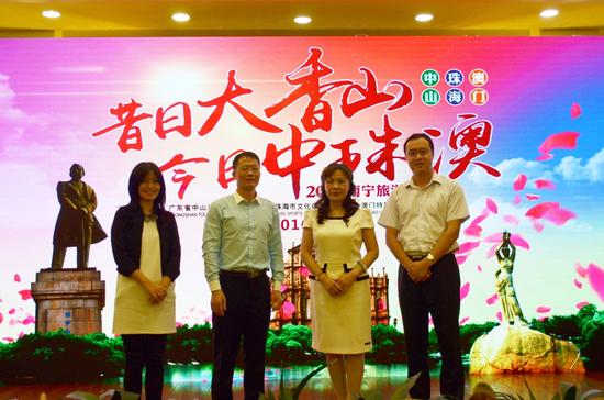 领导人合影留念 图:莫果蕾摄