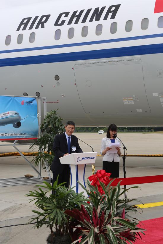 国航王迎年总飞行师在交付仪式上致辞