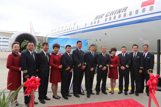 国航总飞行师王迎年与承担本次接机任务的机组成员合影留念
