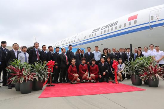 交付仪式现场，国航与波音双方工作人员合影留念