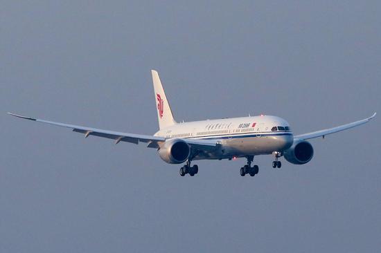 国航运营的中国首架波音787-9客机飞临北京（摄影：@人民画报 摄影师 万全）