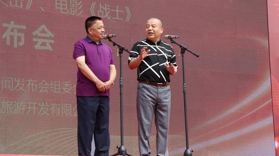 相声演员刘惠、刘全刚上台表演