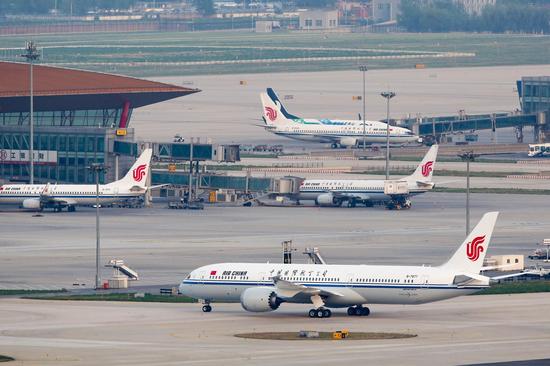 波音787-9飞机历经近14个小时越洋飞行,最终飞抵北京首都机场的一瞬间