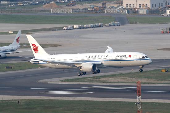 中国国际航空公司运营的中国首架波音787-9客机安全降落在北京首都机场（摄影：@人民画报 摄影师 万全）