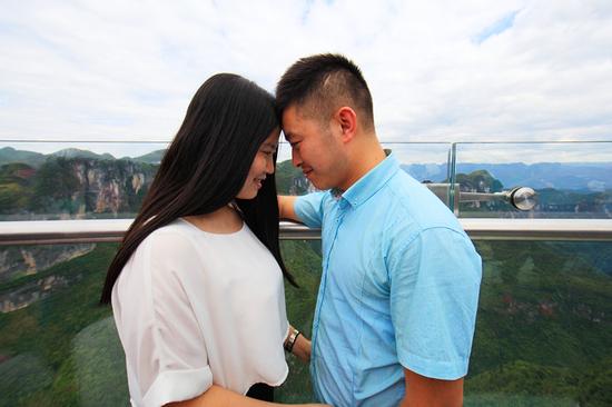 520人齐聚云阳龙缸 用不同方式浪漫表白_新浪旅游_新浪网