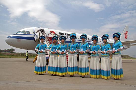 彝族美女们迎接首航航班
