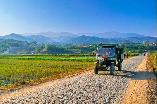 云南路政加快推进护路新机制 农村公路管理不