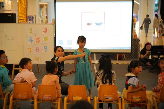 六一儿童节 昆明《芝麻街》拍卖作品送爱心