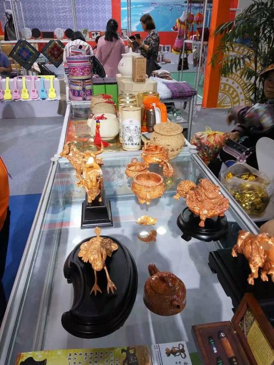 琳琅满目的旅游商品