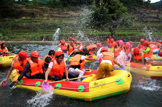 云南最大的漂流地师宗凤凰谷漂流正式开漂