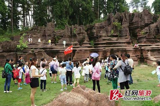 湘西红石林迎旅游高峰 端午小长假穿越恐龙季