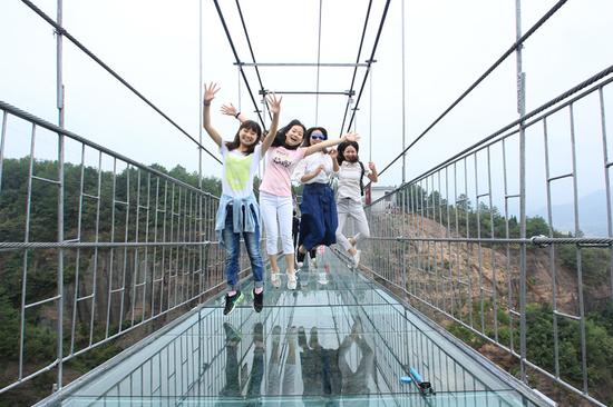武汉全媒体挑战中国首座高空玻璃桥 体验凌空