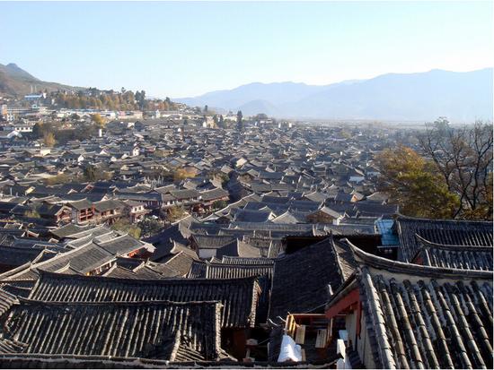 走进这样一座城市 瓦片上的丽江