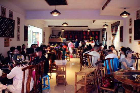 云南民间艺术家抱团打造山野厨房