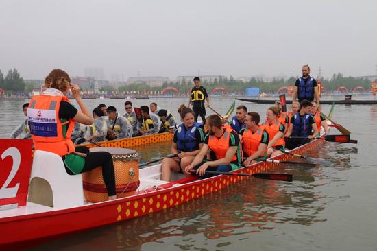 世界名校大学生龙舟赛在大庆举行