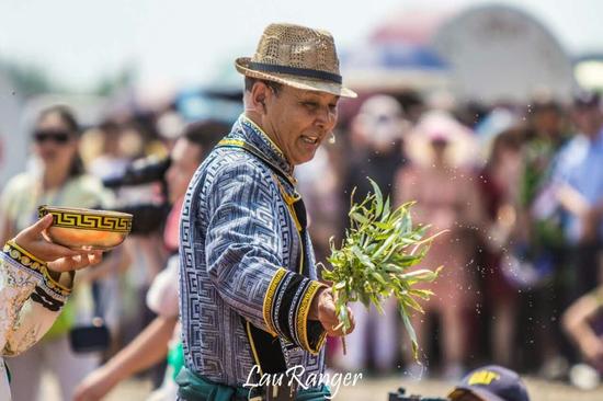 “瑟瑟仪”泼水节现场