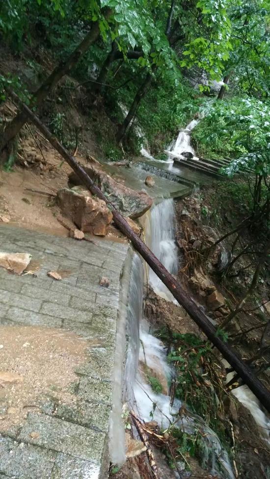 山洪无情 金寨燕子河大峡谷景区遭遇特大险情