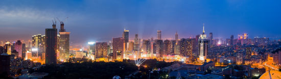 新浪旅游配图:大连劳动公园夜景 摄影:图片来自网络