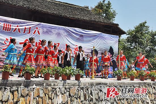 在古老的通道侗寨,“六月六”歌会现场热闹非凡。