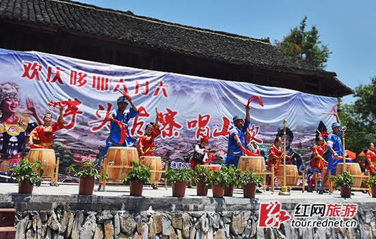 原生态的民俗风情表演。
