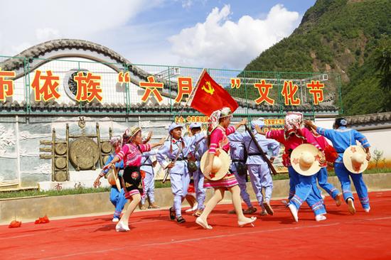 昭通市巧家布依族同胞欢聚拖坑村庆“六月六”文化节_新浪旅游_新浪网