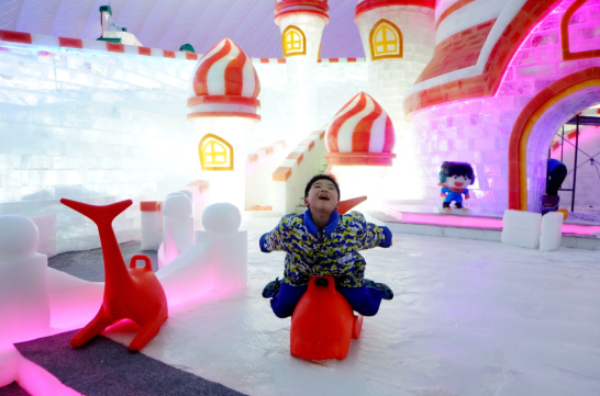 冰雪主题乐园中的冰雪情趣