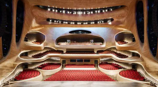 哈尔滨大剧院不仅洁白的建筑外观与这座冰雪之城交相呼应,在内部