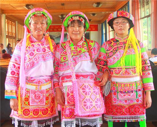 罗平彝族群众载歌载舞庆火把节