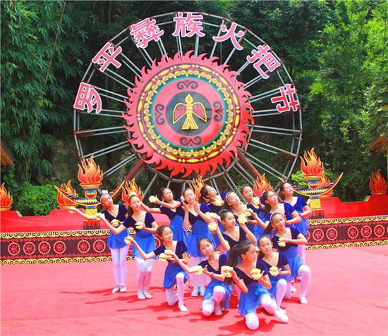 罗平彝族群众载歌载舞庆火把节