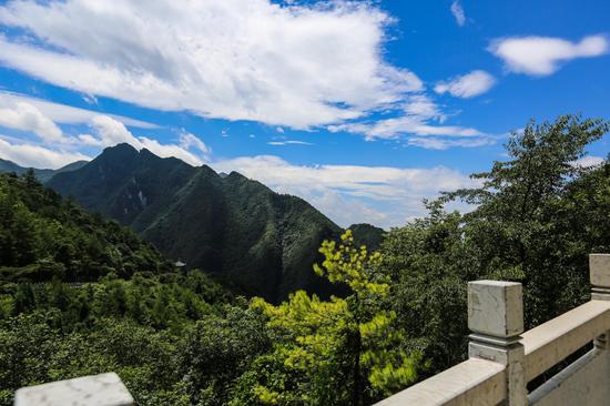 奇音音乐节前夕再现旅游高峰 武陵山大裂谷今