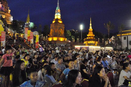 澜沧江湄公河大学生文化创意集市澜沧江畔热闹