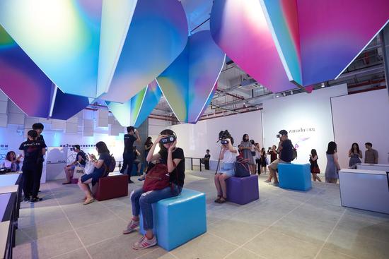 嘉宾体验赞那度旅行体验空间VR视频
