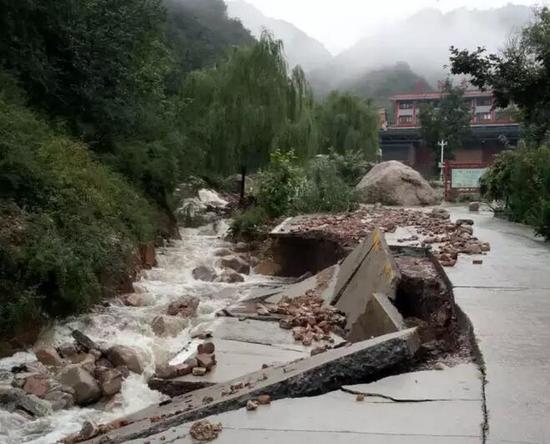 被水冲坏的马路被水冲坏的马路