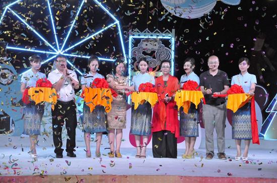 澜沧江湄公河大学生文化创意集市澜沧江畔热闹