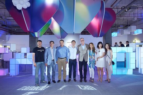 (由左至右)赞那度联合创始人兼首席运营官王洋、三星电子大中华区华东销售总部Mobile销售总监谭忆军、三星电子大中华区市场部部长张剑、赞那度创始人兼首席执行官吴瓒、唯泰集团首席运营官Gary Rosen、赞那度首席营销官张崇琦、赞那度主编娜斯、赞那度首席酒店官吴永煊合影留念