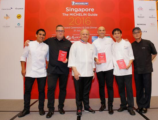 图注：四间“摘星”名厨餐厅的名厨团队亮相《新加坡米其林指南》颁奖盛典。来源：圣淘沙名胜世界