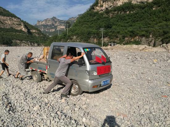 仙台山总经理胡捷带领员工上山协助运送救灾物资