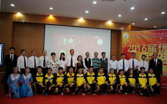 云南安宁华清中学2016届优秀毕业生颁奖典礼