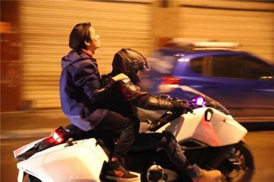 52辆世界顶级摩托车骑行普立大桥 助威宣威美