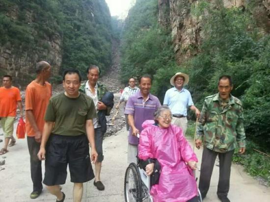 仙台山景区组织游客撤离