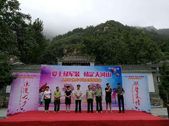 美女爱英雄 邢台姑娘与抗洪官兵天河山里大相